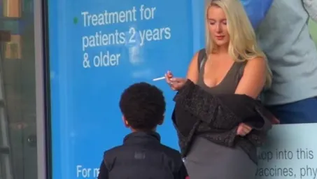 A uimit întreaga lume! Ce i-a cerut puştiul de 8 ani acestei blonde.Ea a acceptat.E ilegal şi imoral