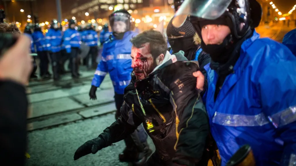 Dosarul violențelor din Piața Victoriei: Cum s-au organizat ultrașii să atace jandarmii