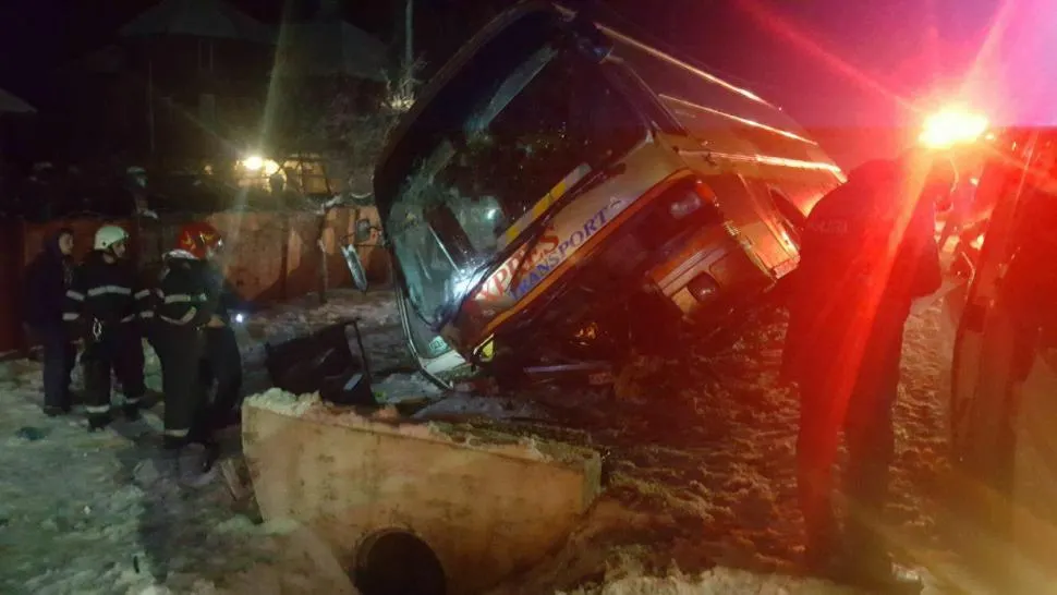 Autobuz plin cu mineri, DERAPAT lângă Târgu Jiu, din pricina drumului acoperit cu GHEAȚĂ- 3 răniți