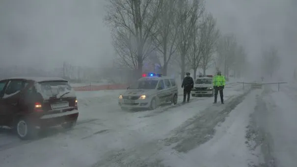 Zeci de copii, blocați într-un autocar pe un drum din Arad. Au fost salvaţi de drumari