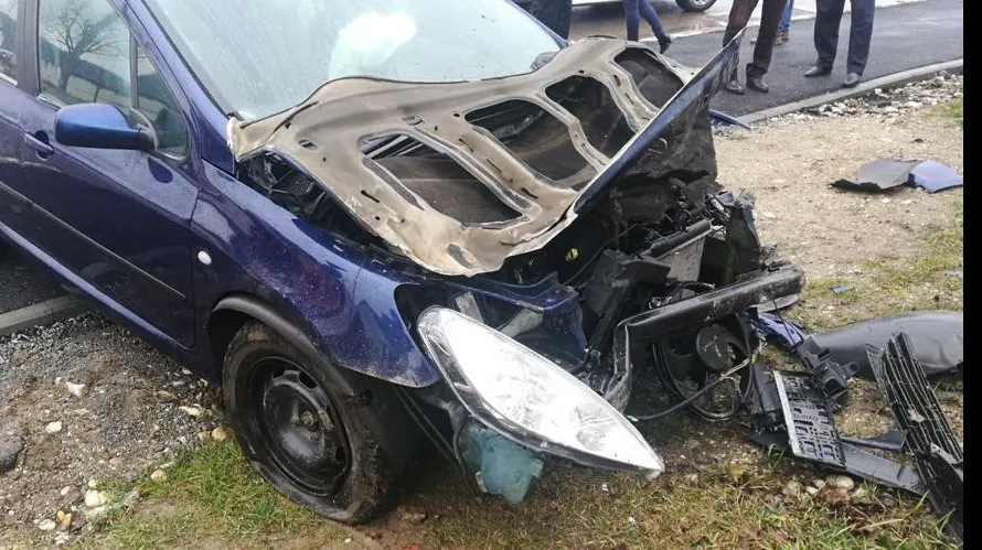 Pericol de explozie după ce un bărbat a intrat cu mașina într-o conductă de gaz