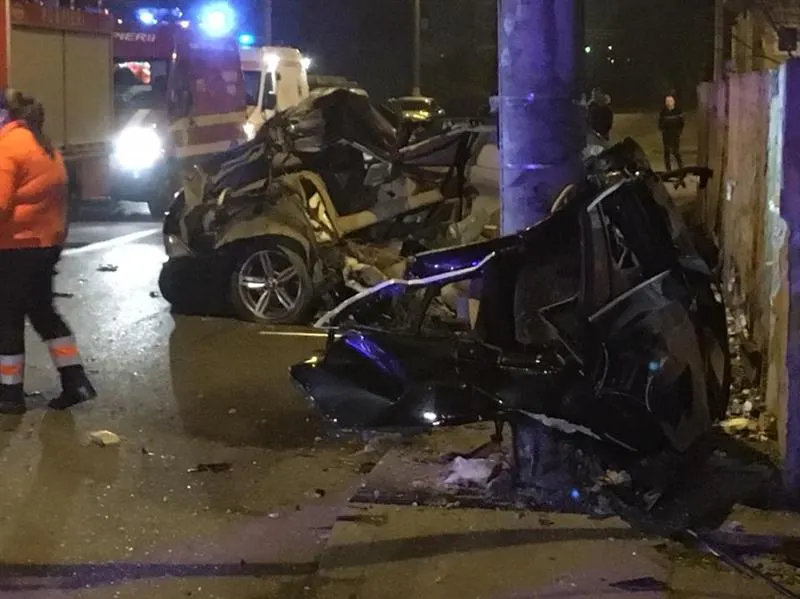 Accident cumplit la Cluj. Un BMW s-a făcut bucăți, pasagerul a murit. Indicatorul blocat la 200 km/h