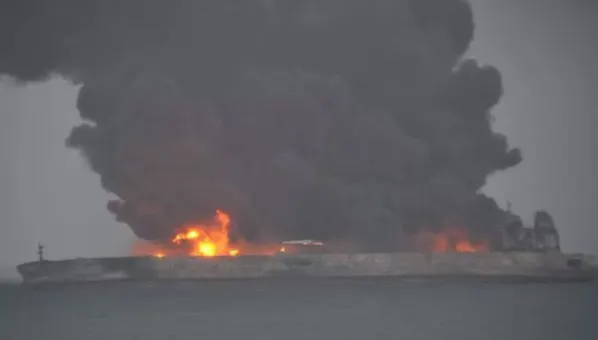 China. 32 de dispăruţi după ce un petrolier s-a ciocnit de o navă. Cantitate mare de petrol, în mare