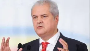 Klaus Iohannis, sub lupa lui Adrian Năstase. Înțepături fine din partea fostului premier