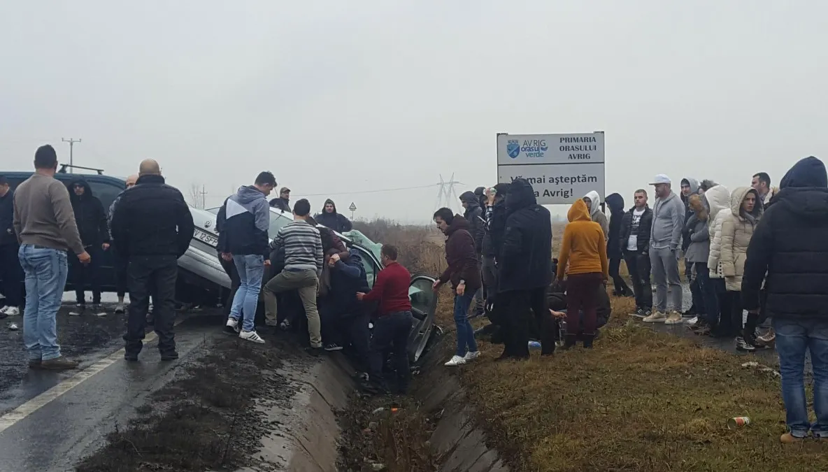 Grav accident pe DN1, la Avrig, 15 persoane implicate