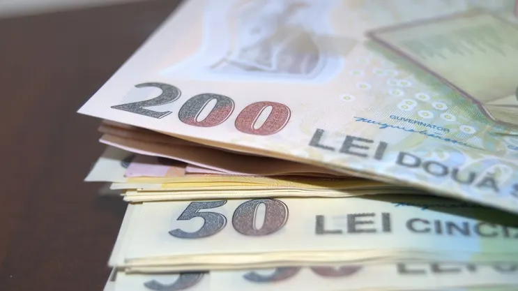 Ce se întâmplă dacă ții o bancnotă împăturită triunghi în portofel
