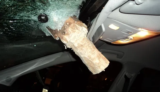 Nesimțire fără margini! Și-a aruncat bradul de la geam și a avariat o mașină. Putea fi o tragedie
