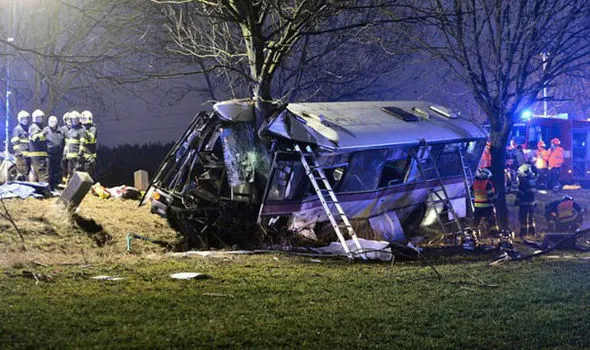 Carnagiu lângă Praga, după ce un autobuz s-a ciocnit de o mașină - cel puțin 3 morți și 45 de răniți