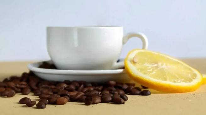 De ce e bine să pui zeamă de lămâie în cafeaua de dimineaţă