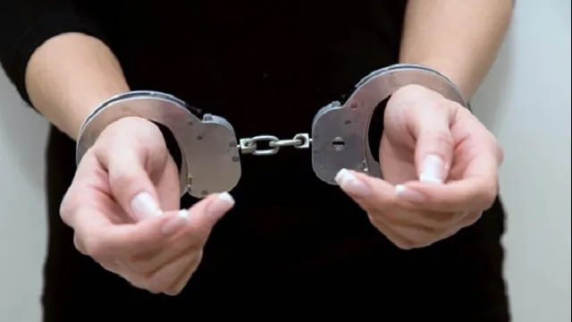 O adolescentă model, reţinută de poliţişti. Cum a încercat să facă bani după ce a pozat nud