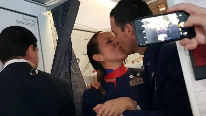 Papa Francisc a oficiat PRIMA ceremonie religioasă de CĂSĂTORIE în avionul papal