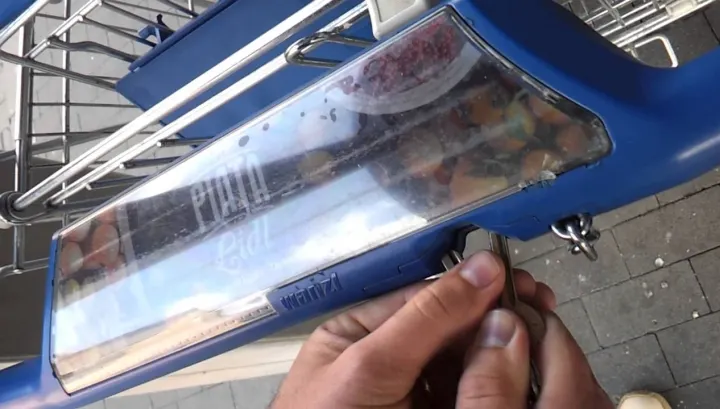 Cum deblochezi un cărucior de supermarket fără monedă. E mai simplu decât credeai!