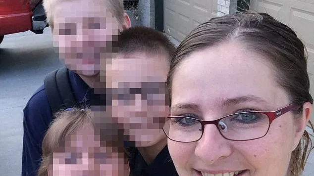 Mama şi-a îngropat fiul mort. Poliţia a descins la ea, a intrat în camera băiatului, ŞOC ce au găsit