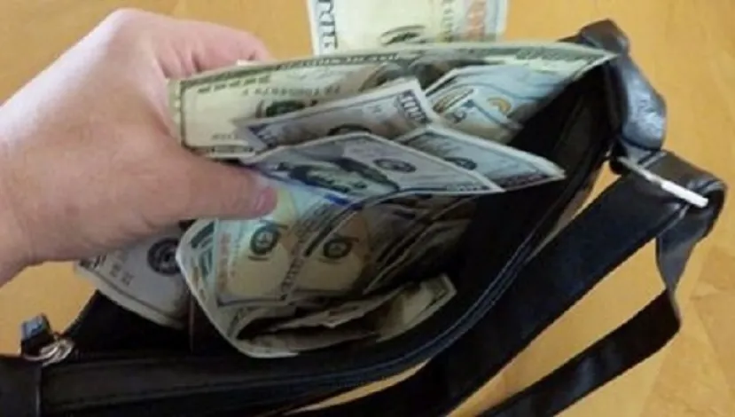 O femeie și-a uitat la restaurant geanta plină cu 16.000 de euro
