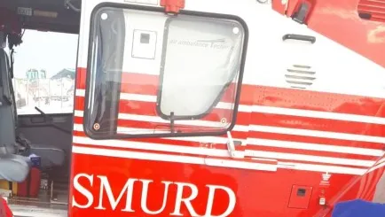 Ambulanţă în misiune, rămasă înzăpezită. Medicii, chemaţi să intervină de urgenţă la o gravidă