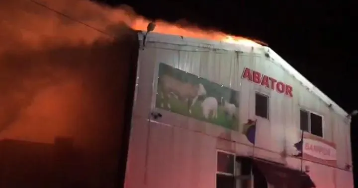 Incendiu puternic la un abator din judeţul Prahova. Imagini dramatice