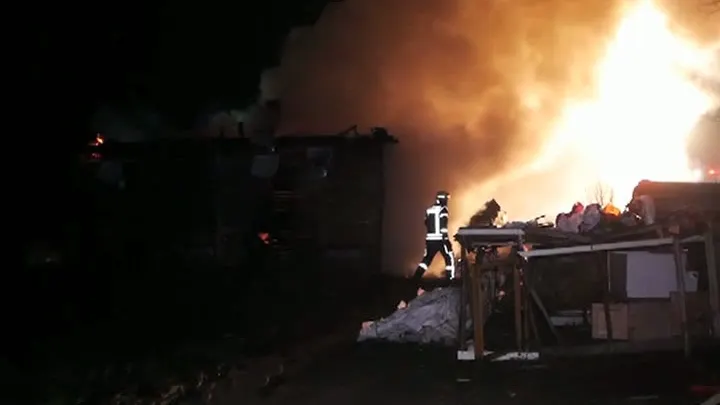 Incendiu violent în Argeş: 10 oameni au rămas pe drumuri VIDEO