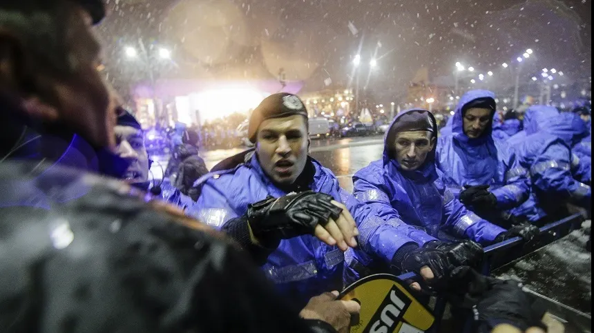 Sora jandarmului care bătea protestatari, profesoară, condamnată pentru lovirea unui elev