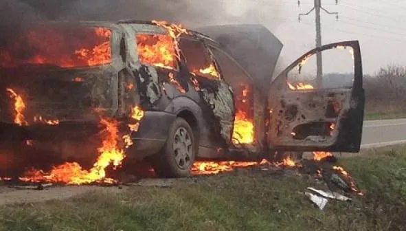 Au scăpat cu viaţă ca prin minune, după ce maşina lor a loc foc pe A1