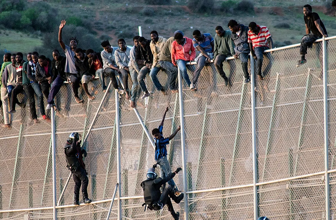 Sute de migranți au pătruns în UE sărind gardul în enclava spaniolă Melilla, din Maroc