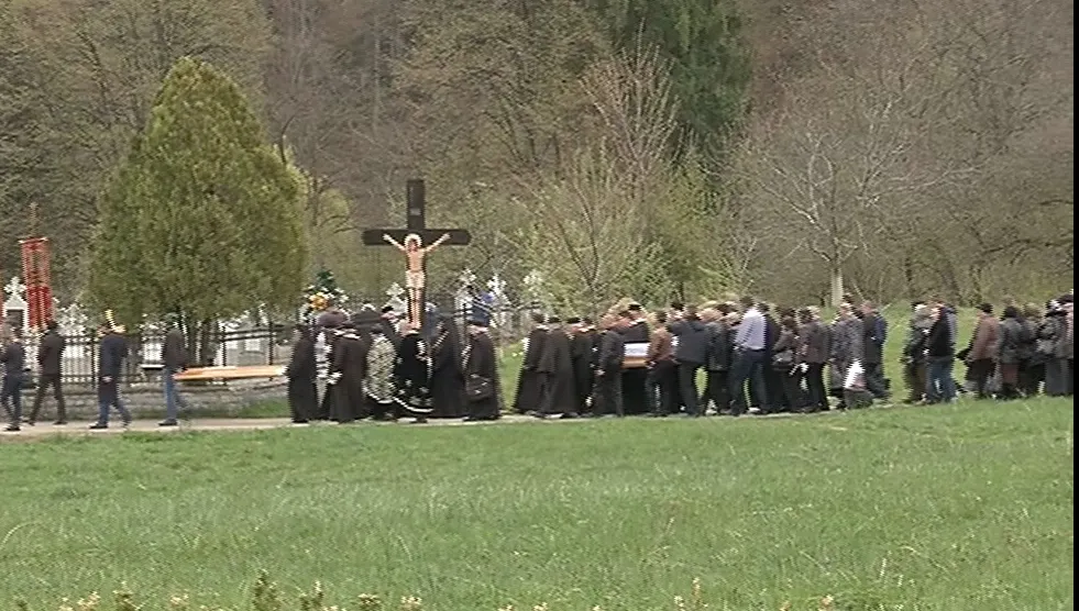 Ritualul bizar care se face în Oltenia, la înmormântări. E păgân şi interzis de legea creştină!