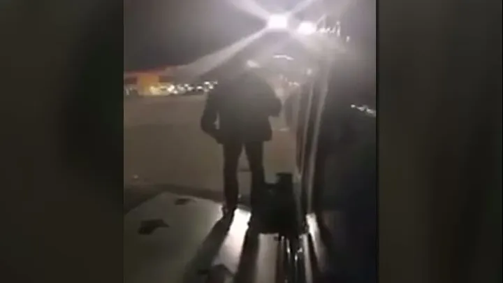 Gest EXTREM al unui bărbat furios că avionul său a avut întârziere. Toţi cei din jur au încremenit!