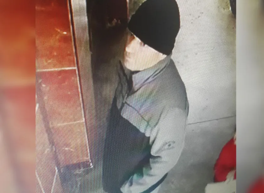 Mama copiilor agresaţi în lift caută pedofilul: "Am plecat si cu poza în mână. Trebuie să îl găsesc"