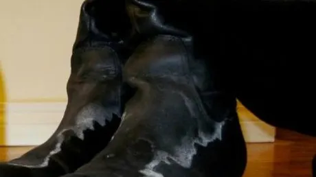Cum cureţi urmele albe lăsate de zăpadă de pe cizmele de piele şi piele întoarsă. Vor arăta ca noi!