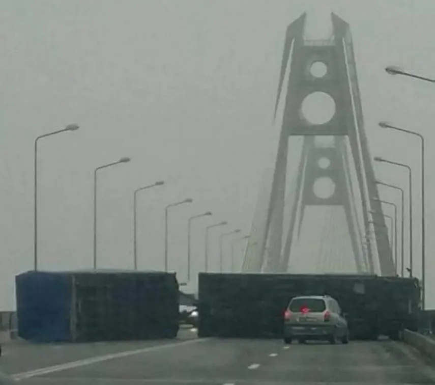 Imagini spectaculoase pe litoral. Un tir răsturnat de vânt, un semafor rupt (VIDEO)