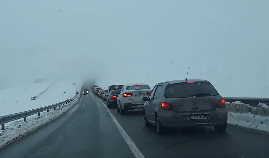 TRAFIC INFERNAL pe Transalpina: la fel ca pe Valea Prahovei, se circulă bară la bară