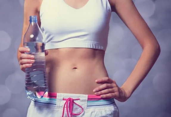 Cum să bei APĂ pentru o SLĂBIRE spectaculoasă. Aşa se pot pierde 9 kg în 3 săptămâni
