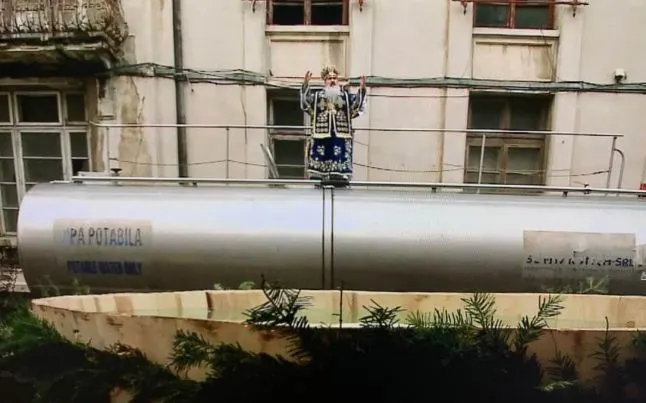 Imaginea Bobotezei. IPS Teodosie, cocoţat pe o cisternă, pentru a sfinţi agheasma 