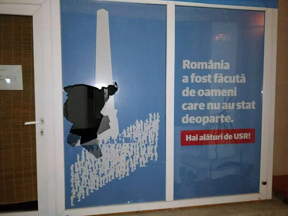 Vrancea, republica PSD. Sediul USR, vandalizat în timpul vizitei preşedintelui Dan Barna în Focşani