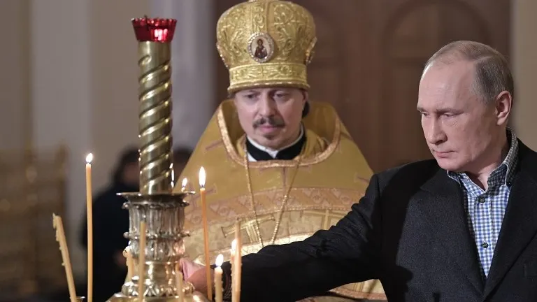 Vladimir Putin, pios, la slujba de Crăciun ținută la Sankt Petersburg