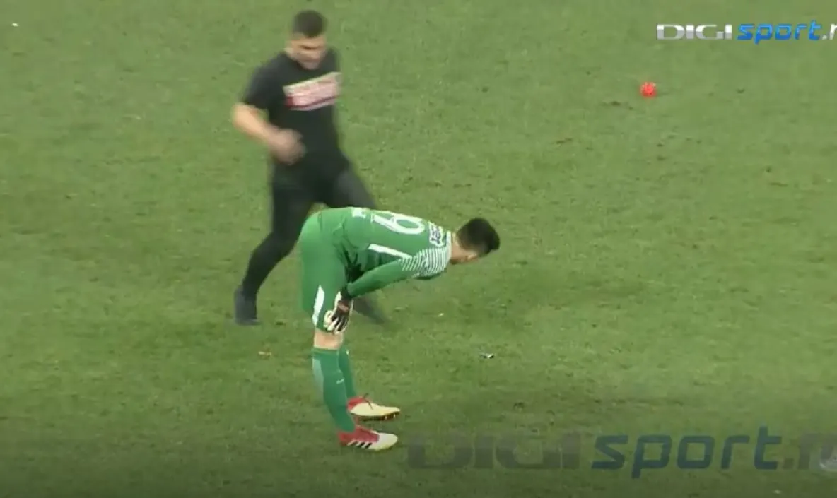 Putea ieși o tragedie. Un fan dinamovist a intrat pe teren și s-a dus la portarul FCSB. Ce-a urmat
