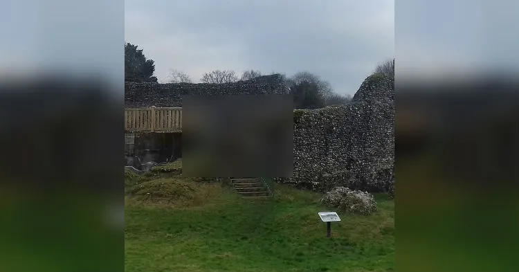 A fotografiat rămăşiţele unui castel vechi, ridicat în 1130. S-a uitat mai bine la poză, a îngheţat