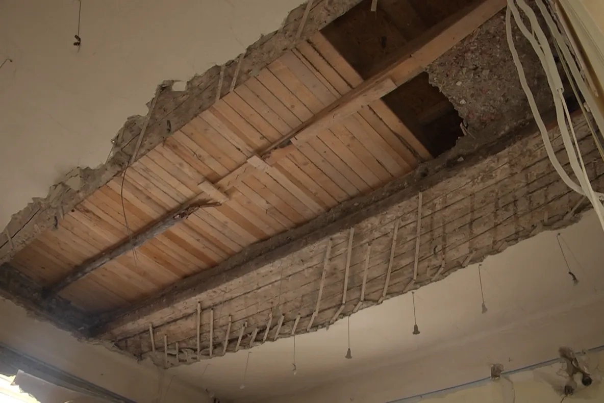 Tavan surpat în Căminul de bătrâni din Sighetu Marmaţiei. Doi răniţi