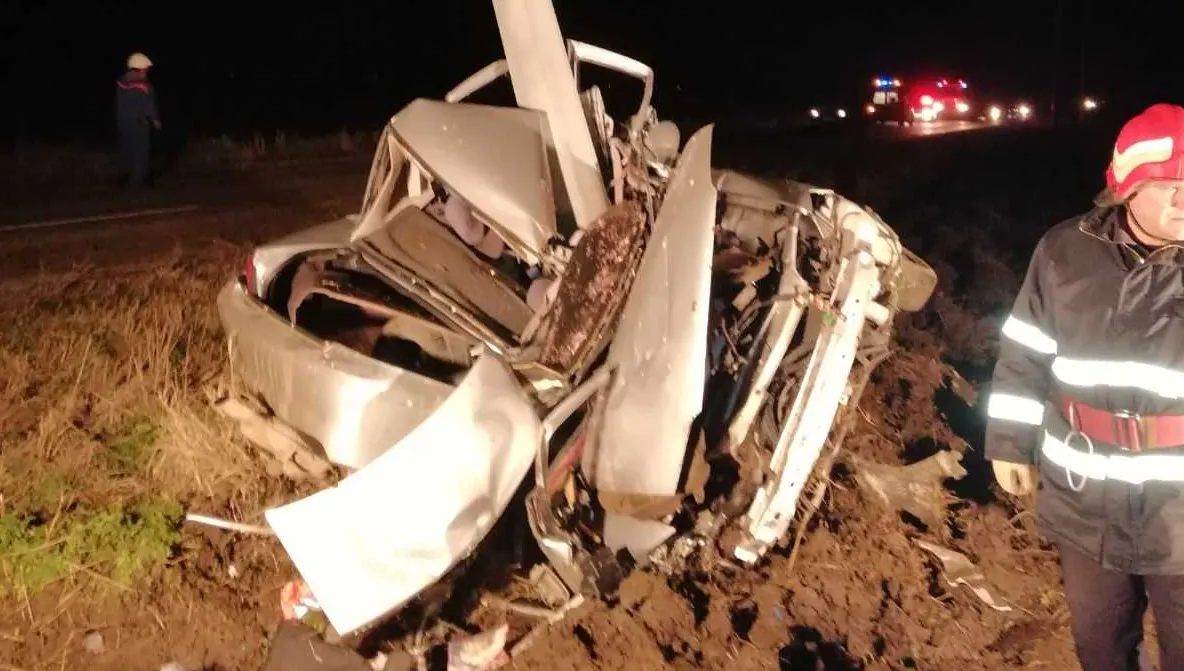 Accident groaznic în Ialomiţa: A murit după ce a intrat cu mașina într-un stâlp de electricitate