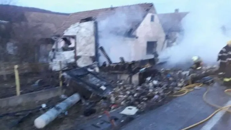Un TIR plin cu ciocolată a provocat incendierea unei case 