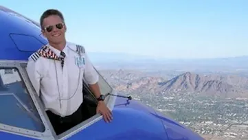 A lăsat manşa avionului şi s-a pozat pe geam. Lumea se întreabă cine i-a făcut poza. Răspunsul, ŞOC!