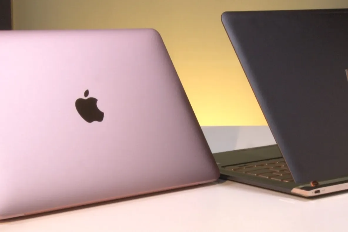 Apple vs. HP la eMAG. Top 10 reduceri la laptopuri performante