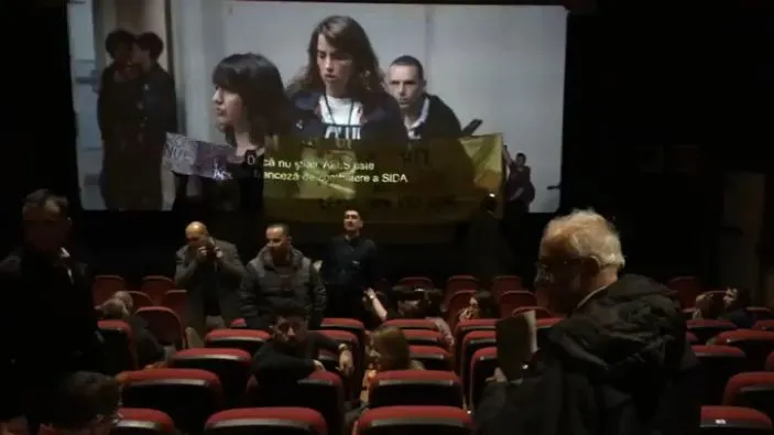 Scandal la MȚR, în timpul unui film. Creștinii, revoltați: „Hey Soros, leave them kids alone”