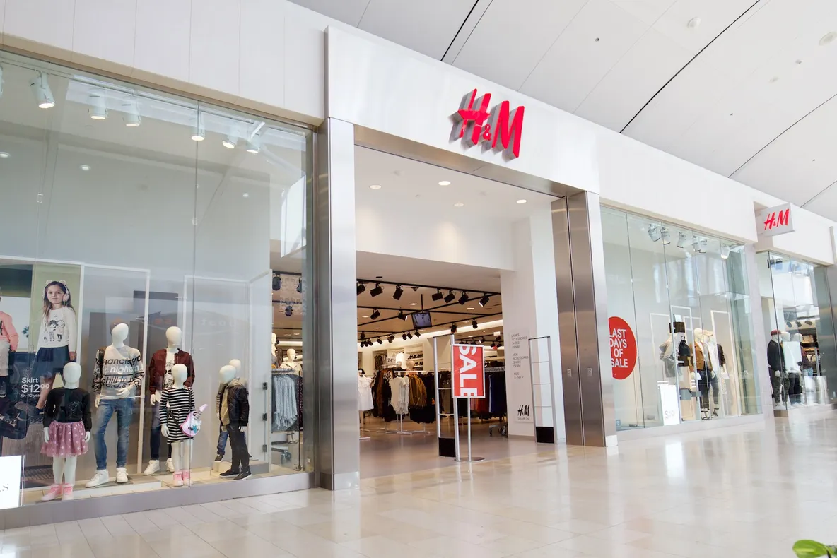 H&M, prăbuşire spectaculoasă. Retailer-ul închide sute magazine. Ce se întâmplă