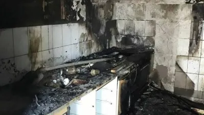 Panică într-o familie din Arad: trei copii lăsați singuri acasă au dat foc la locuință