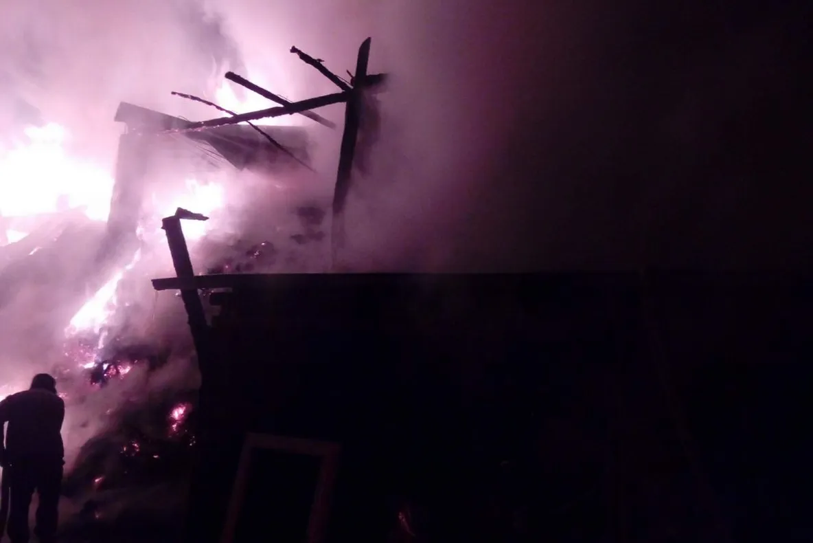 Incendiu de proporţii, flăcările se puteau vedea de la câţiva kilometri (FOTO)