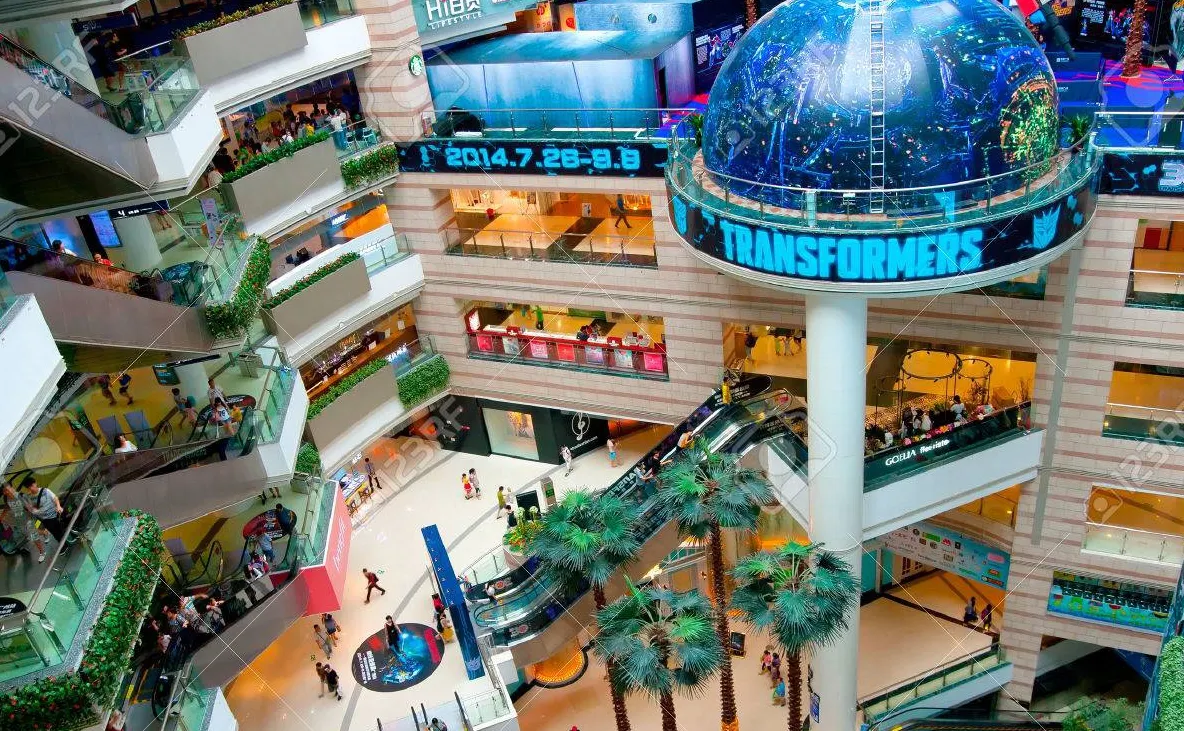 Atac cu cuțitul într-un mall. O femeie a murit, 12 răniți