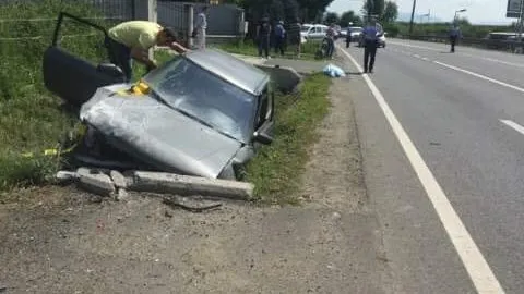 Un bărbat a adormit la volan și s-a izbit cu mașina de un podeț. O minoră a fost rănită