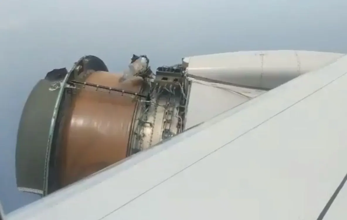 Motorul unui avion s-a dezintegrat sub privirile îngrozite ale pasagerilor. Ce a urmat