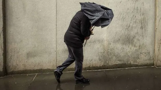 Informare meteo: ploi şi vânt puternic. Revin ninsorile viscolite