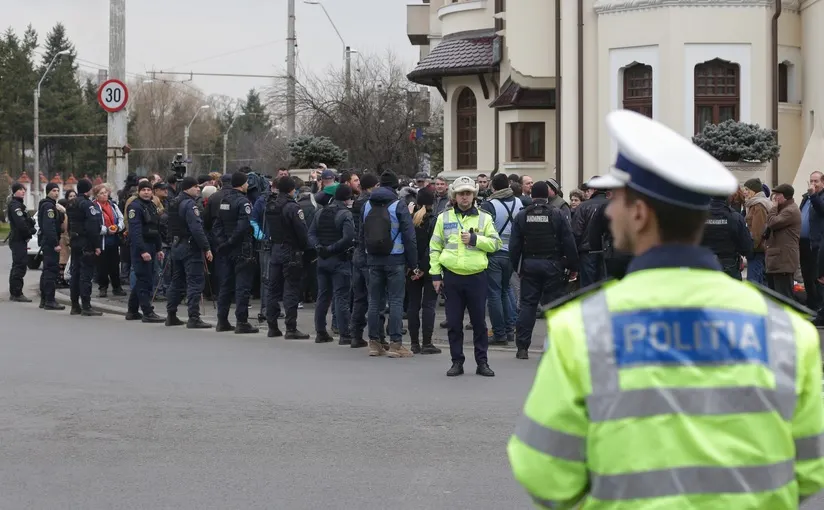 Protest anti-Iohannis, cu portocale şi îmbrânceli, la Palatul Cotroceni